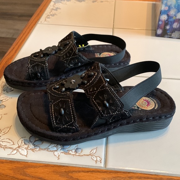 Sandals by Earth Spirit - Picture 2 of 3